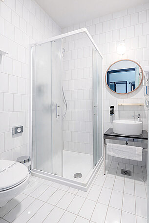 helles Bad im Classic Doppelzimmer - preiswerte Zimmer in München