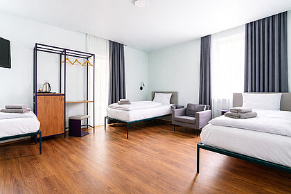 Kühlschrank, Safe und Garderobe - preiswertes 3 Personen Zimmer München