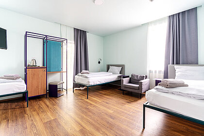 Kühlschrank, Safe und Garderobe - preiswertes 3 Personen Zimmer München