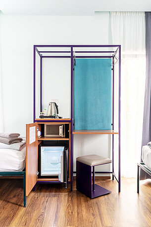 Kühlschrank und Tresor im günstigen Economy Hotelzimmer in München